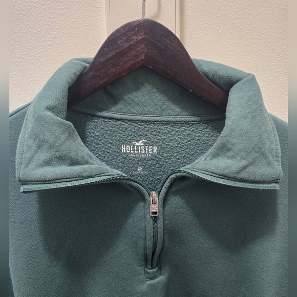 Hollister Green Women's Crop Sweater - Picture 4 of 10